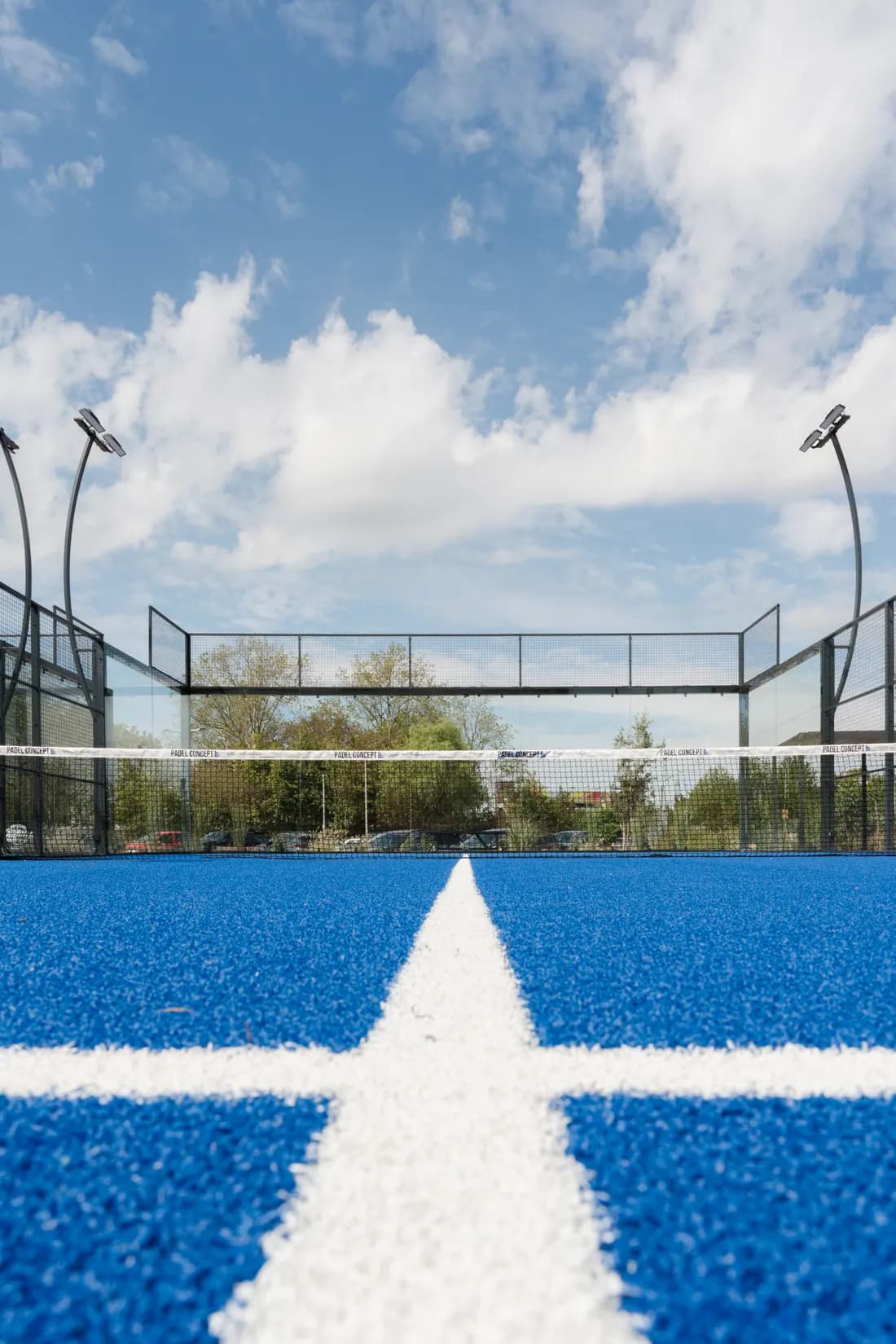 Blick über die Mittellinie eines Padel Circle Courts