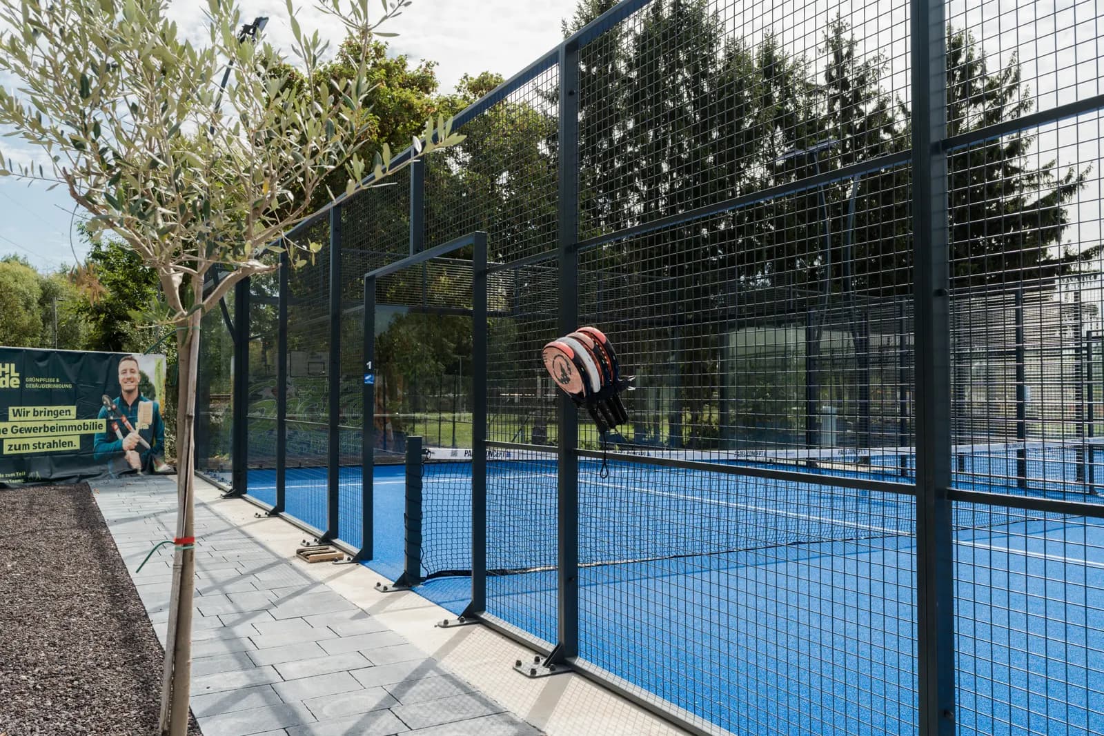 Padel-Schläger am Netz, Nahaufnahme