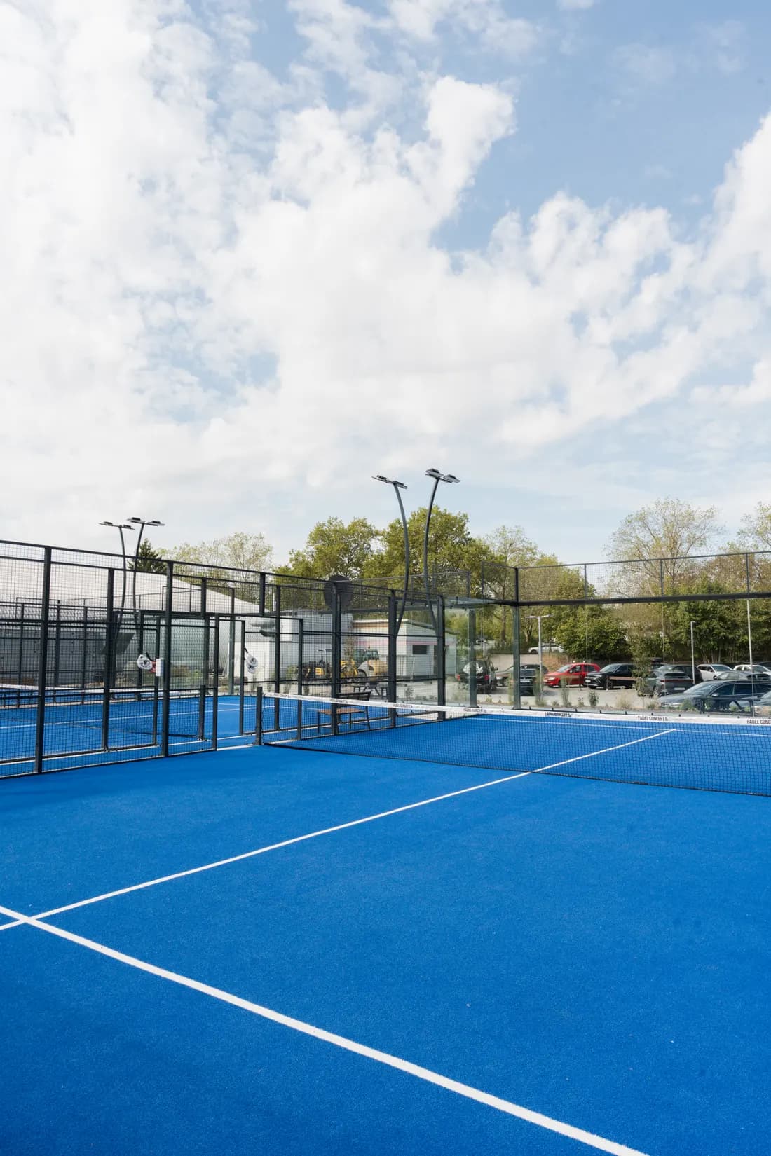 Reihe der Padel Circle Courts mit Glaswänden